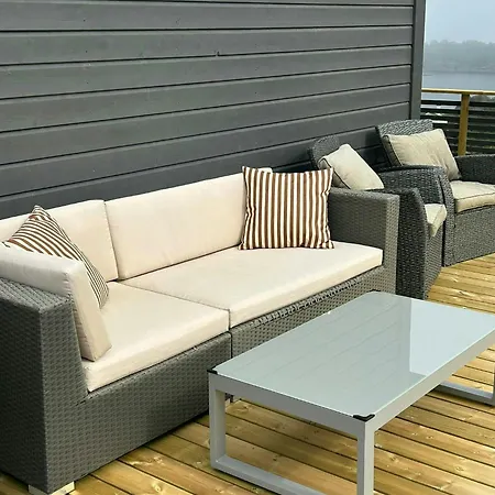 Beautiful With Ocean View In Lyngmyr Vakantiehuis *